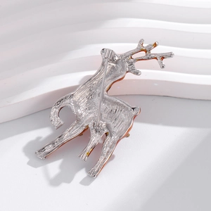Vue arrière de la broche cerf avec placage argenté et texture métallique brossée fine