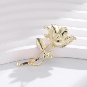 Vue arrière de la broche tulipe dorée avec fermoir de sécurité et finition polie