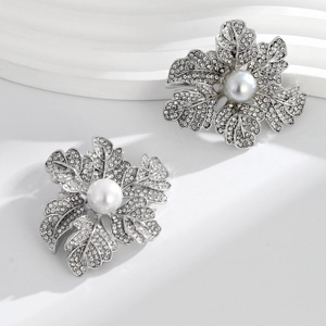 Broches fleur élégantes en argent avec strass brillants et grosses perles blanches