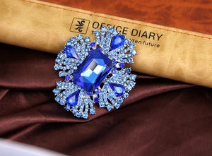 Détail macro de la broche de luxe en cristal bleu royal avec monture en alliage d'argent