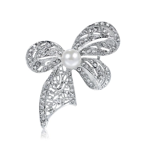 Elegante spilla a fiocco argento con cristalli bianchi e una grande perla centrale lucida