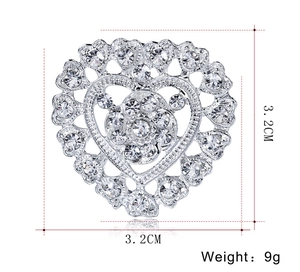 Detailansicht der silbernen Herzbrosche mit Strasssteinen, Größe 3,2 cm und Gewicht 9 g