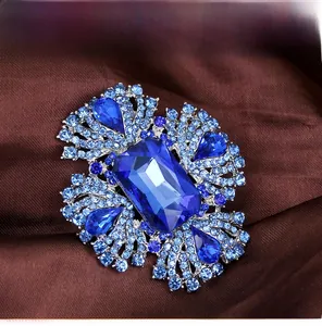 Vue macro d'une broche en cristal bleu avec saphir taille émeraude et plaqué argent