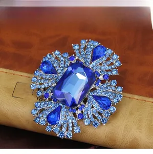 Vue rapprochée d'une broche vintage de luxe avec cristaux bleu saphir sur métal argenté