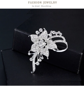 Detail der eleganten silbernen Blumenbrosche mit funkelnden Strass-Blütenblättern