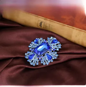 Vue détaillée d'une broche en cristal bleu royal avec placage en argent au style vintage