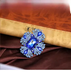 Détail d'une luxueuse broche en cristal bleu saphir avec des accents argentés