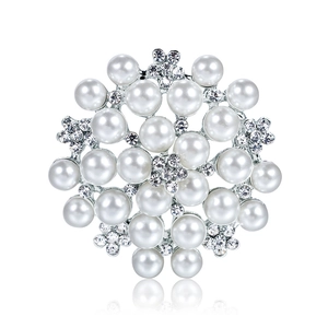 Broche ronde élégante en argent avec perles blanches et strass brillants pour femme