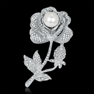 Elegante spilla a rosa in argento con strass scintillanti e perla bianca centrale