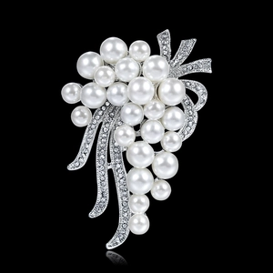 Elegant 18k silver bouquet brooch with white pearls and sparkling crystal stones