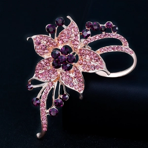 Eleganter roségoldener Blumen-Anstecknadel mit rosa und lila Strasssteinen auf schwarzem Leder