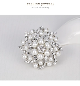 Détail macro d'une broche fleur élégante avec perles éclatantes et strass brillants