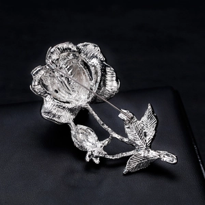 Vista posteriore della spilla a rosa d'argento con trame metalliche e chiusura a spillo