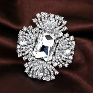 Broche croix argentée de luxe avec cristal bleu roi et strass blancs scintillants
