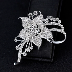 Eleganter Blumen-Brosche aus Silberlegierung mit funkelnden Strass-Blütenblättern und Blättern