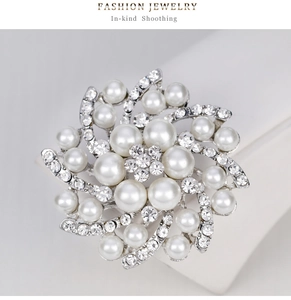 Détail d'une broche florale en perles avec cristaux étincelants sur base en alliage