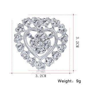 Eleganter 3,2cm Herz-Brosche aus Silber mit Kristallen und filigranem floralem Design