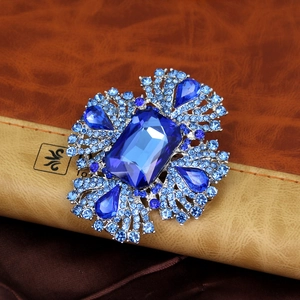Broche fleur de luxe en cristal bleu roi avec grand strass rectangulaire central