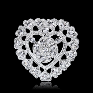 Funkelnde silberne Herzbrosche mit Pavé-Strasssteinen und floralem Cluster-Design