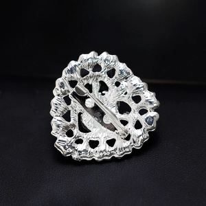Silberne durchbrochene Herzbrosche mit Strassbesatz und Metall-Sicherheitsnadel