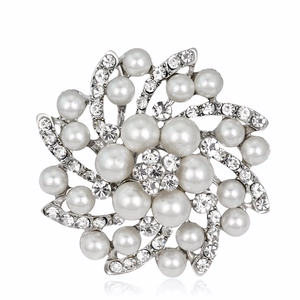 Elegante spilla a fiore in argento con perle bianche e zirconi su sfondo bianco