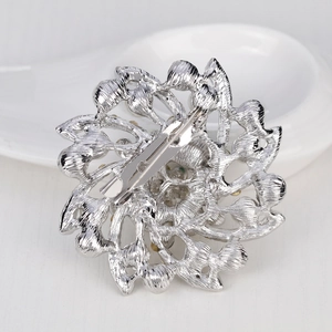 Broche fleur argentée avec texture brossée et fermoir épingle de sûreté au dos du bijou