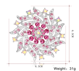 Vue détaillée montrant le diamètre de 6,5 cm et le poids de 31 g de la broche fleur en cristal