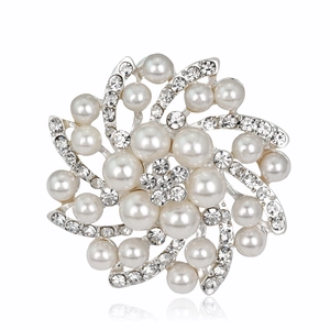 Broche florale exquise avec perles blanches et cristaux brillants sur base argent