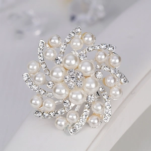 Broche florale argentée élégante ornée de perles et de cristaux strass étincelants
