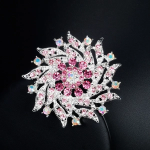 Broche fleur en cristal rose scintillant sur base en métal argenté et cuir noir