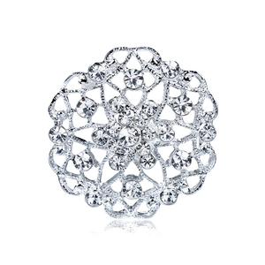 Élégante broche fleur argentée en filigrane avec strass sur fond blanc brillant