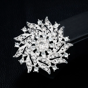 Élégante broche fleur en cristal argenté avec pétales en strass pour costume et mariage