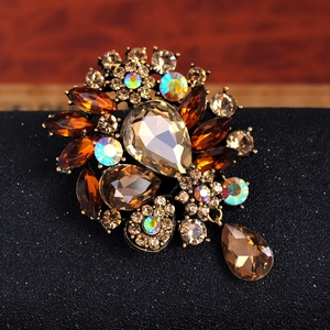 Vintage Alloy Rhinestone Flower Brooch For Women Luxurious Crystal Bouquet Pin Clothing Accessories Elegant Floral Corsage Jewelry Gift