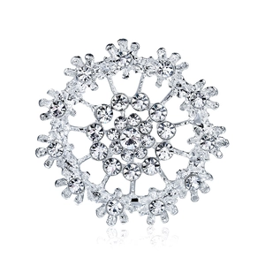 Élégante broche flocon de neige argentée avec strass en cristal sur fond blanc