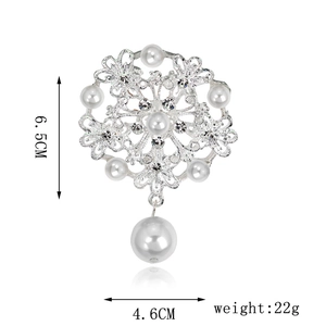 Especificaciones de tamaño del broche de flor con perlas de 6,5 cm de alto por 4,6 cm