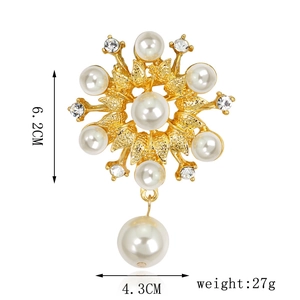 Vista detallada del broche de flor de perlas con medidas 6,2 cm de alto y 4,3 cm de ancho