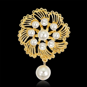 Elegante broche de flor dorada con perlas brillantes y un gran colgante de perla