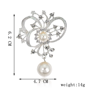 Detalle del broche de flor de plata con perlas y cristales, medidas de 6.2 cm por 4.7 cm