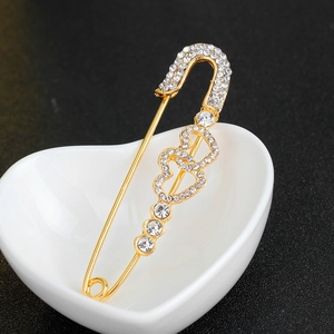 Vintage vergulde veiligheidsspeld broche met glanzend dubbel hart strass ontwerp
