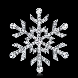 Broche flocon de neige argentée avec des strass étincelants sur un fond noir