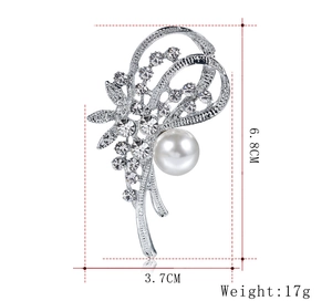 Dimensions détaillées de la broche narcisse argentée avec perles et strass : 6,8x3,7cm
