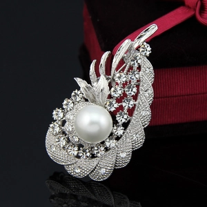 Elegant Alloy Feather Leaf Brooch Pin For Women With White Rhinestone And Faux Artificial Pearl Silver Tone Corsage Wedding Party Jewelry