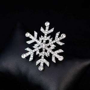 Broche flocon de neige argentée avec cristaux étincelants sur cuir noir de luxe