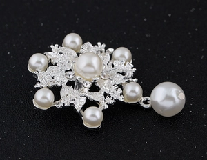 Detalle del broche de flor con perlas, base de plata y cristales elegantes de lujo