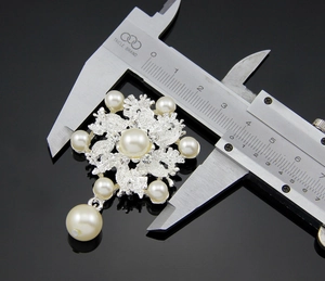Detalle de la medida de anchura de la broche de copo de nieve con perlas 4,2cm