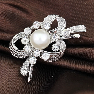Broche élégante en perles et strass avec nœud en alliage argenté sur soie sombre