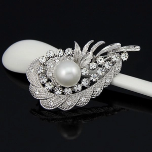 Silver feather-shaped alloy brooch with a large white pearl and sparkling rhinestones