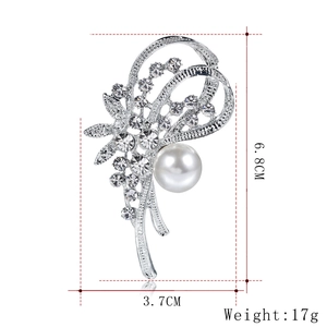 Élégante broche fleur de narcisse argentée avec cristaux et perle blanche centrale