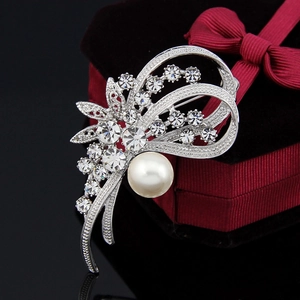 Broche fleur de narcisse élégante en métal argenté avec pavé de cristaux et perle blanche