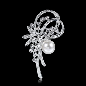 Broche fleur de narcisse élégante avec cristaux et perle sur fond noir réfléchissant